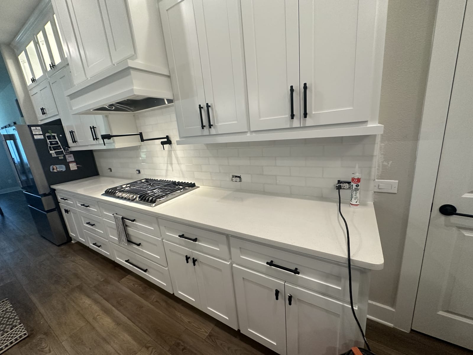 White Kitchen Countertops Cabinets
